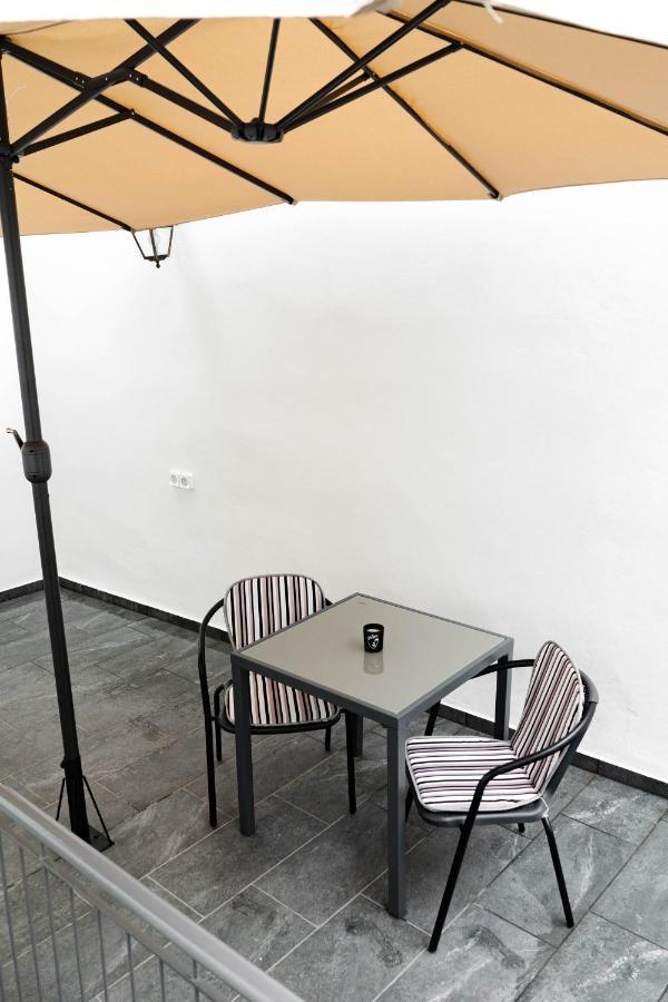 Larissa Railway &Metro Station Apartment Atenas Exterior foto